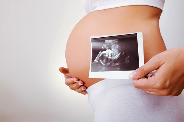 Chậm tăng trưởng trong tử cung sẽ khiến trẻ dễ thấp lùn sau khi chào đời