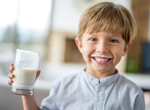 Uống sữa bổ sung nhiều chất dinh dưỡng cho cơ thể