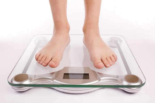 Cần đo chiều cao và theo dõi cân nặng của trẻ thường xuyên