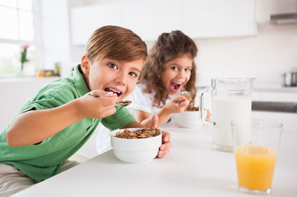 Nên xây dựng thói quen ăn đúng giờ cho trẻ