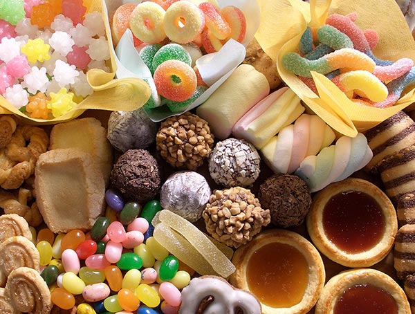 Ăn nhiều đồ ngọt sẽ gây cản trở đến quá trình hấp thu Canxi của cơ thể