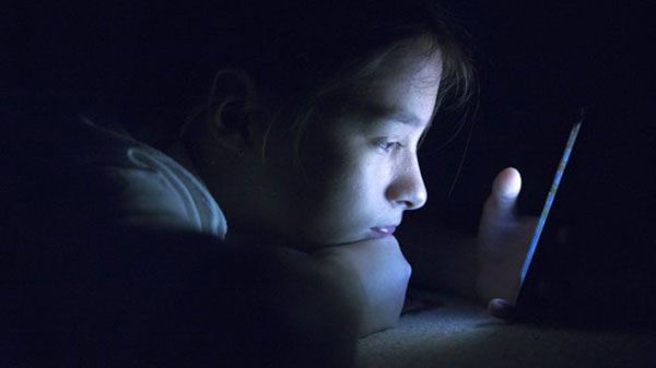 Nhiều trẻ em Việt thường thức rất khuya để sử dụng smart phone